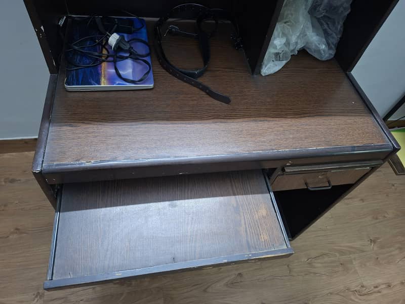 computer , laptop, gaming  table 3