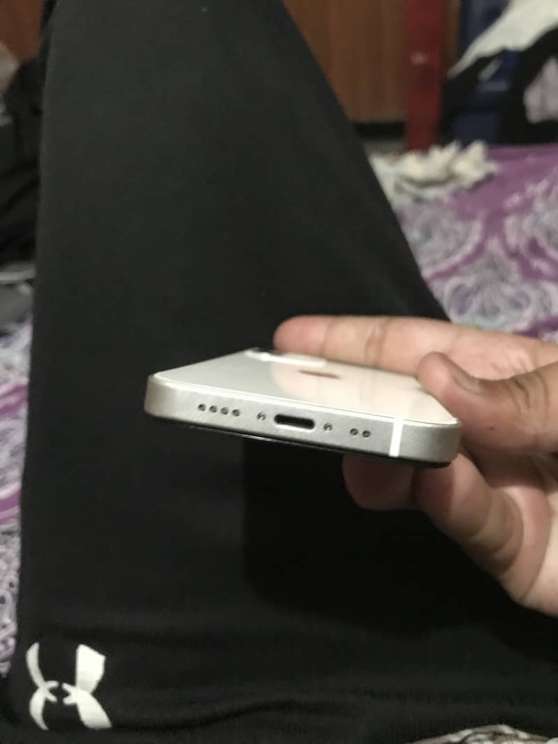 IPhone 12 mini. 4
