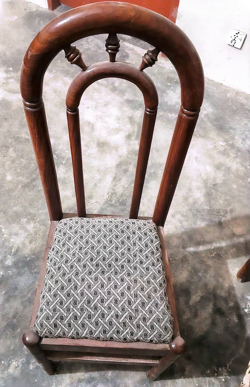 Dining Table Set in Good Condition 9