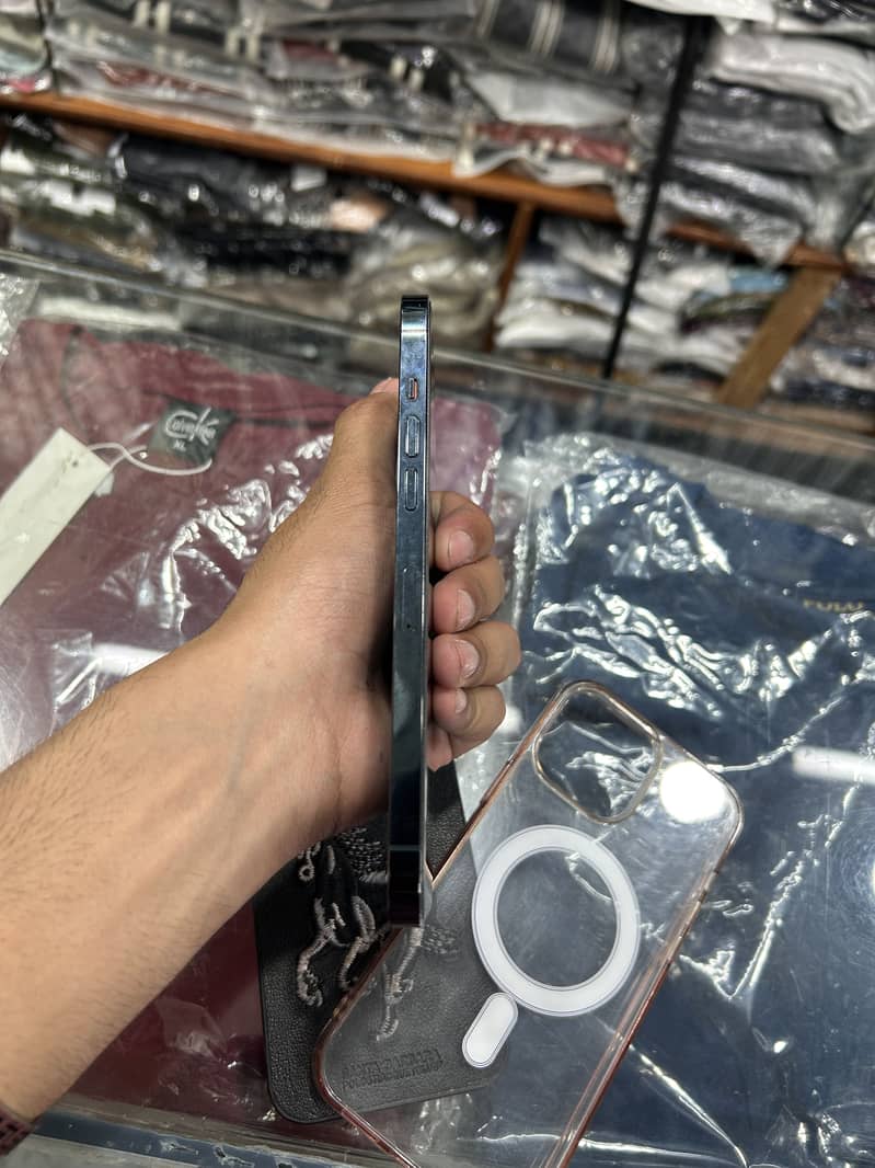 iPhone 12 Pro Max 4