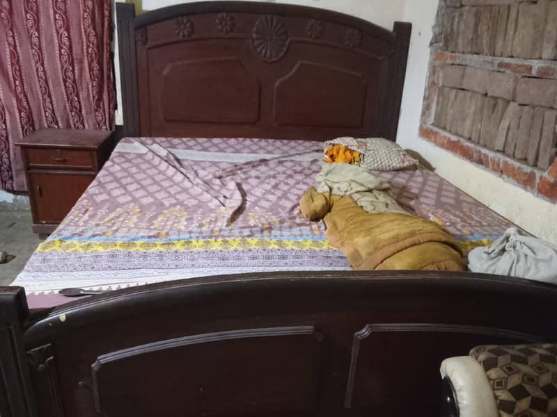 bed set plus mirror table and two side drawars 0
