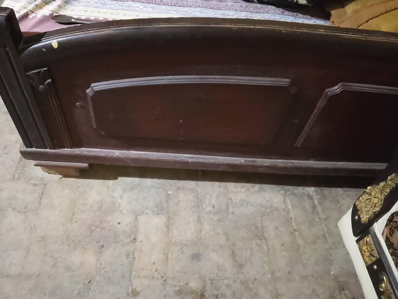 bed set plus mirror table and two side drawars 1