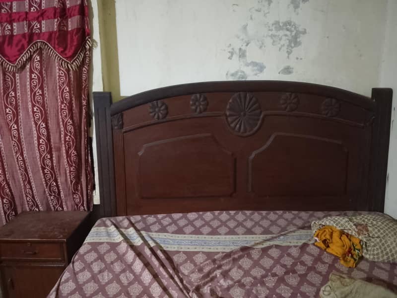 bed set plus mirror table and two side drawars 2
