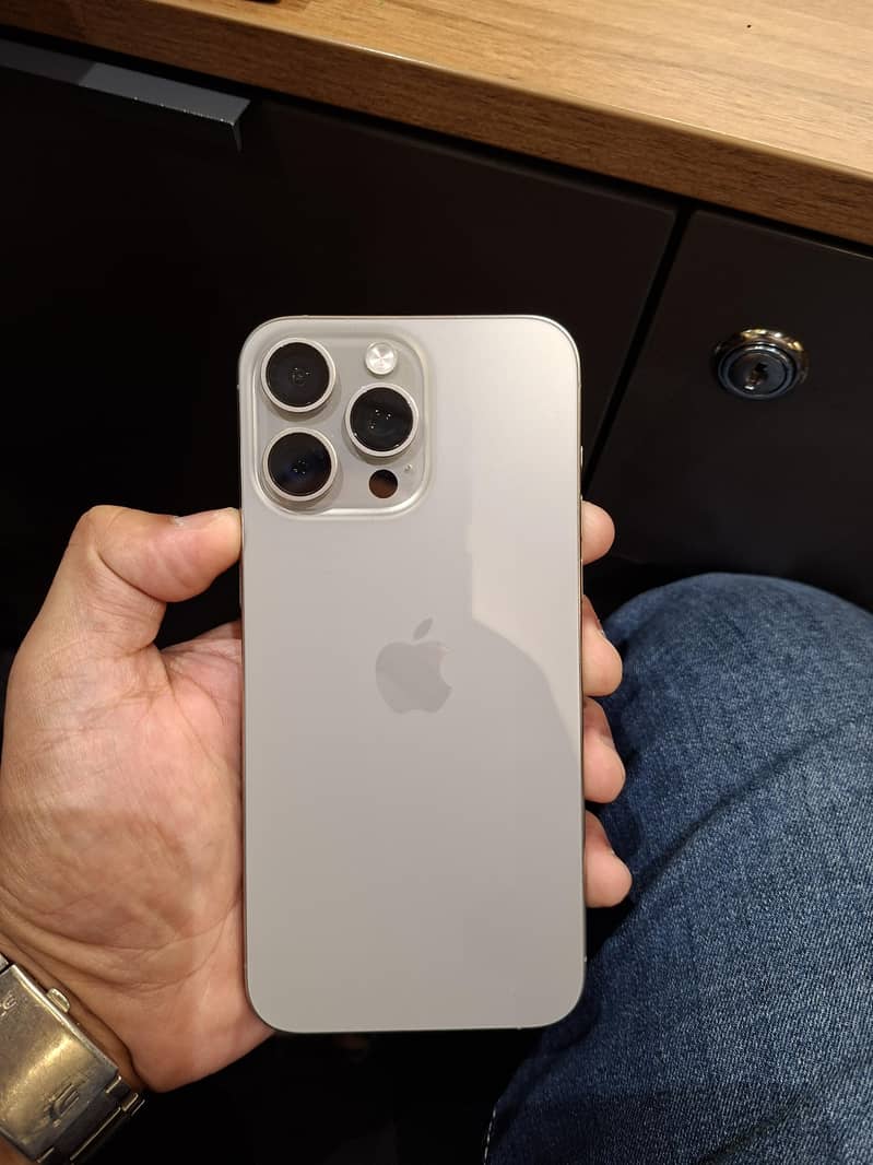iPhone 15 Pro Max 4