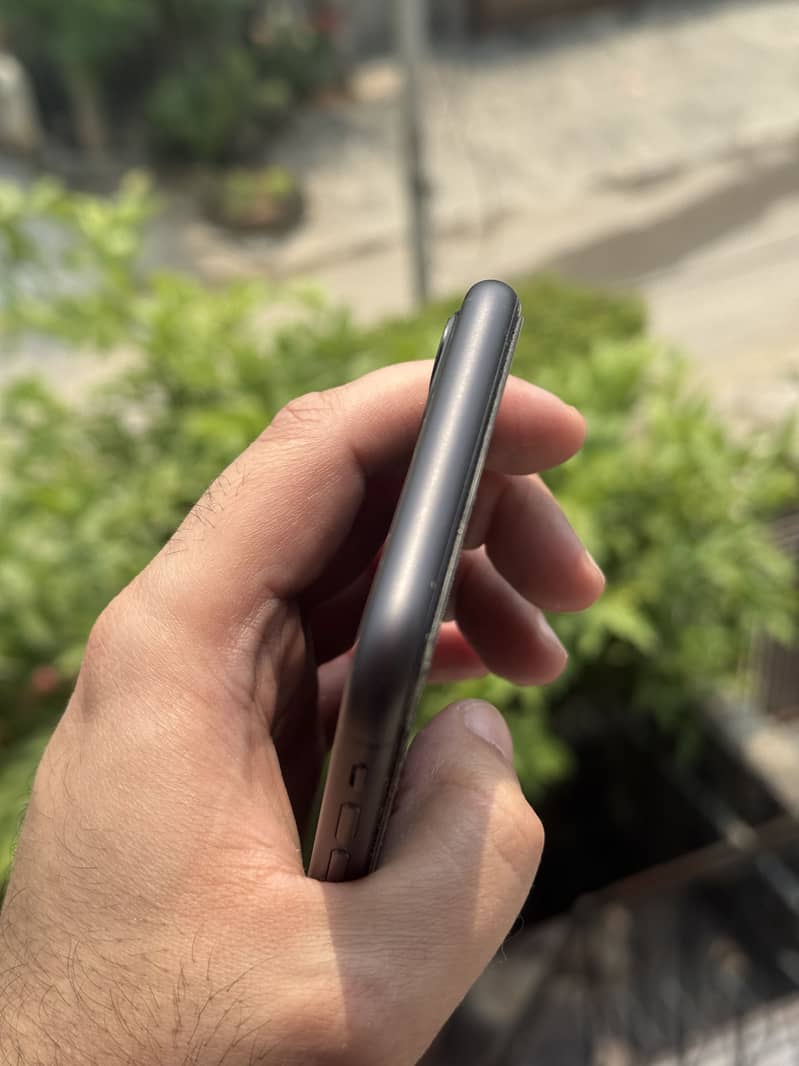 iPhone 11 3