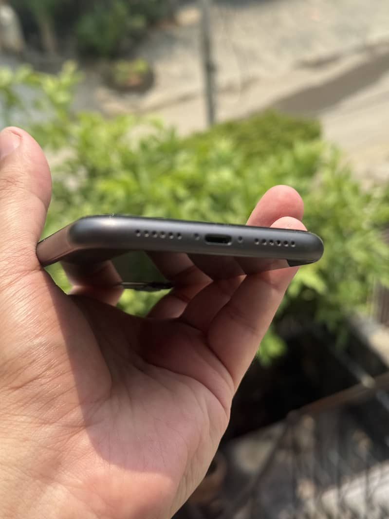 iPhone 11 4