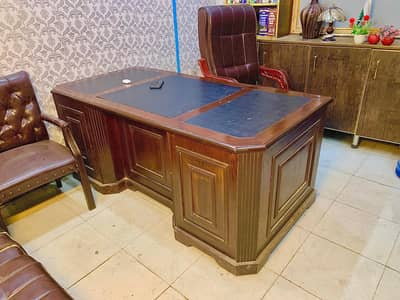 1 office tabel royal style  size 6ft × 3ft boss tabel  premium wodden