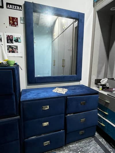 Dressing with mirror