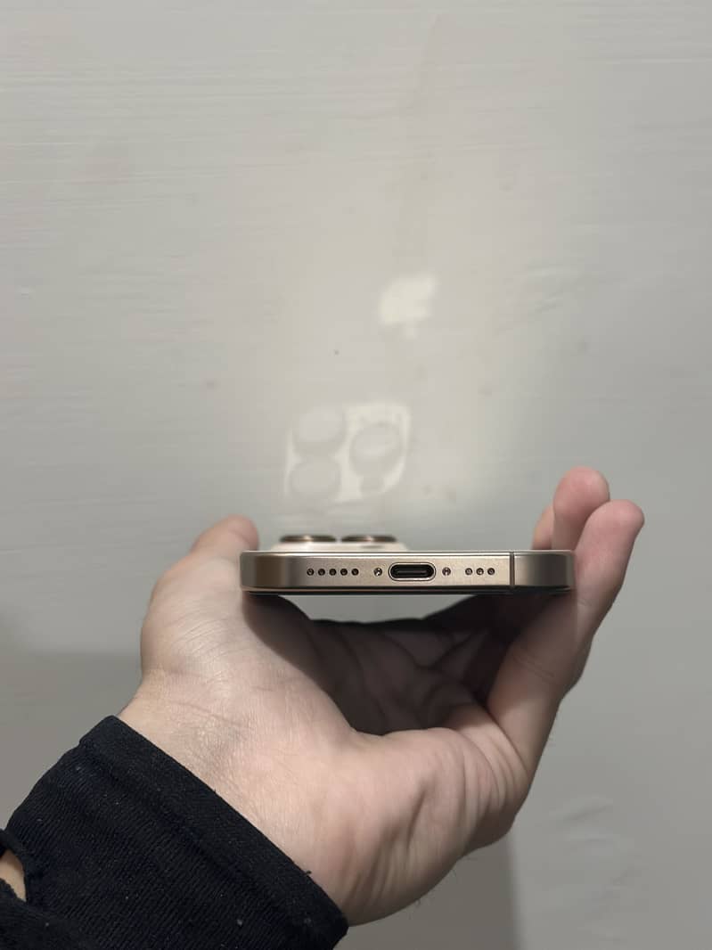 IPhone 16 pro 4