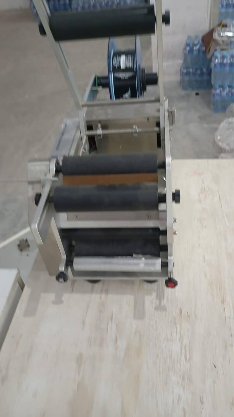 Round bottle labeling machine 1