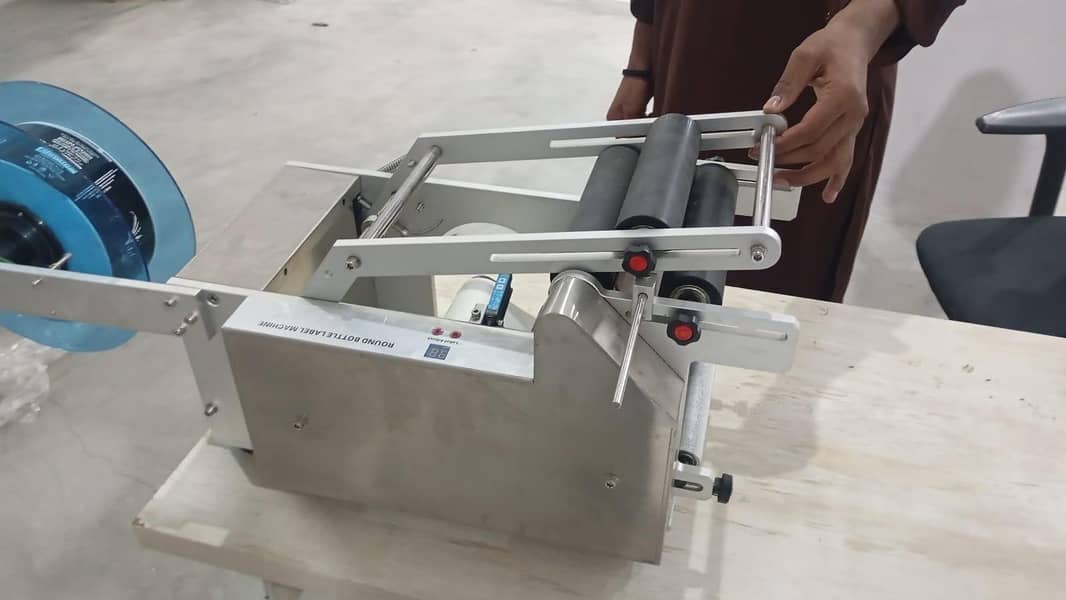 Round bottle labeling machine 3