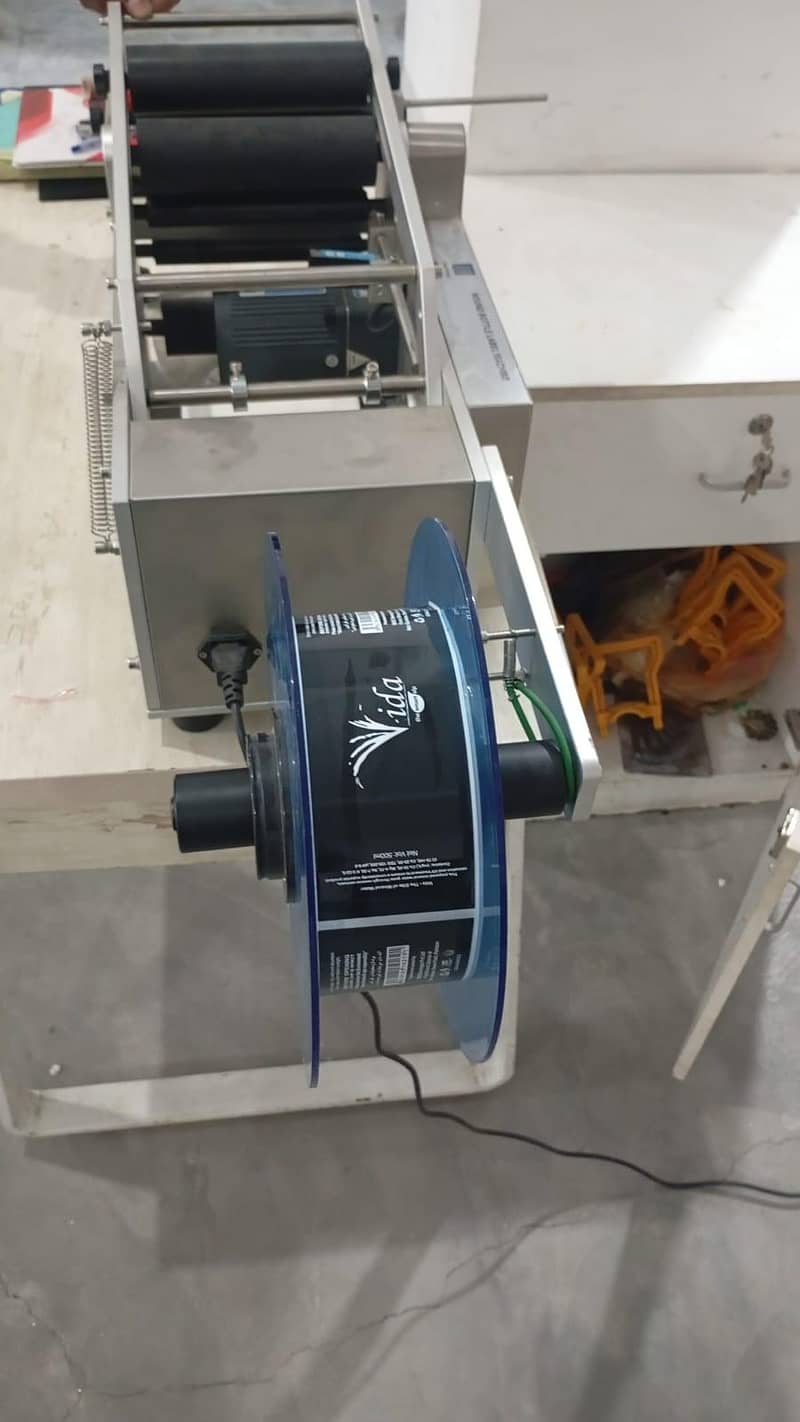 Round bottle labeling machine 4