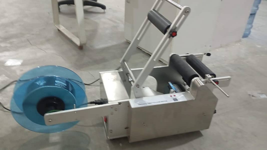 Round bottle labeling machine 6