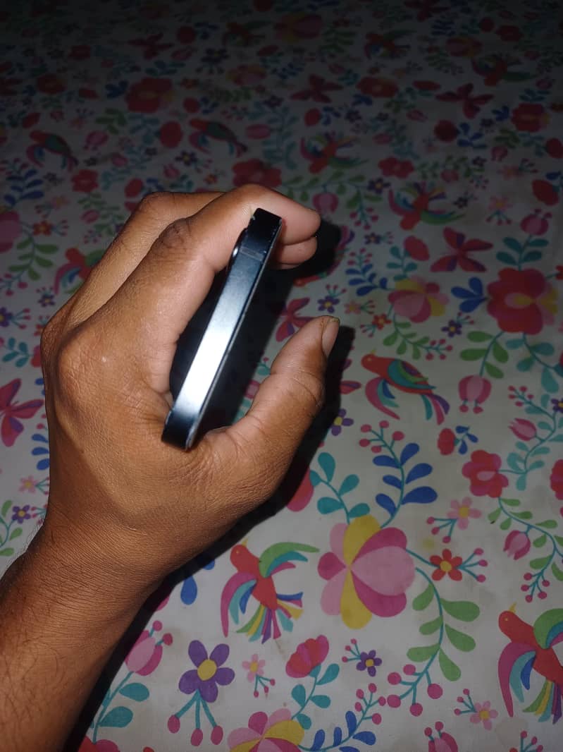 iphone 16e 4