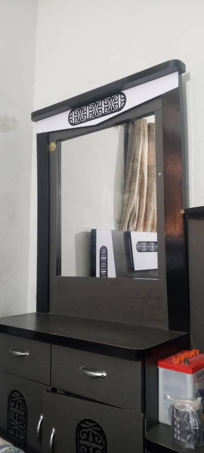 bed 2 side table aur aik dressing table