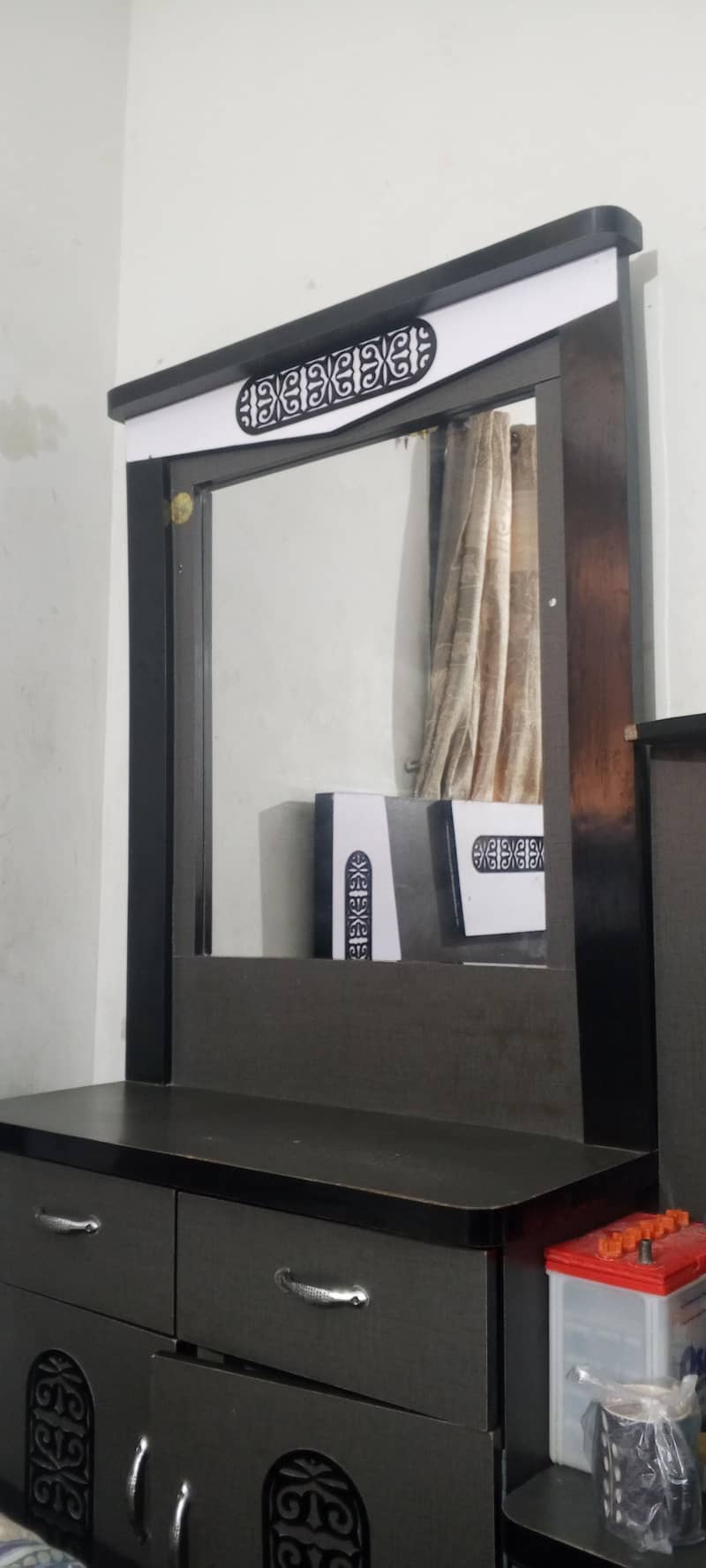 bed 2 side table aur aik dressing table 0