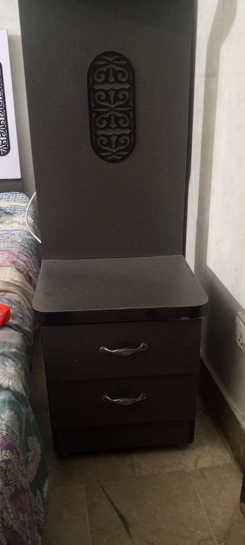 bed 2 side table aur aik dressing table 1