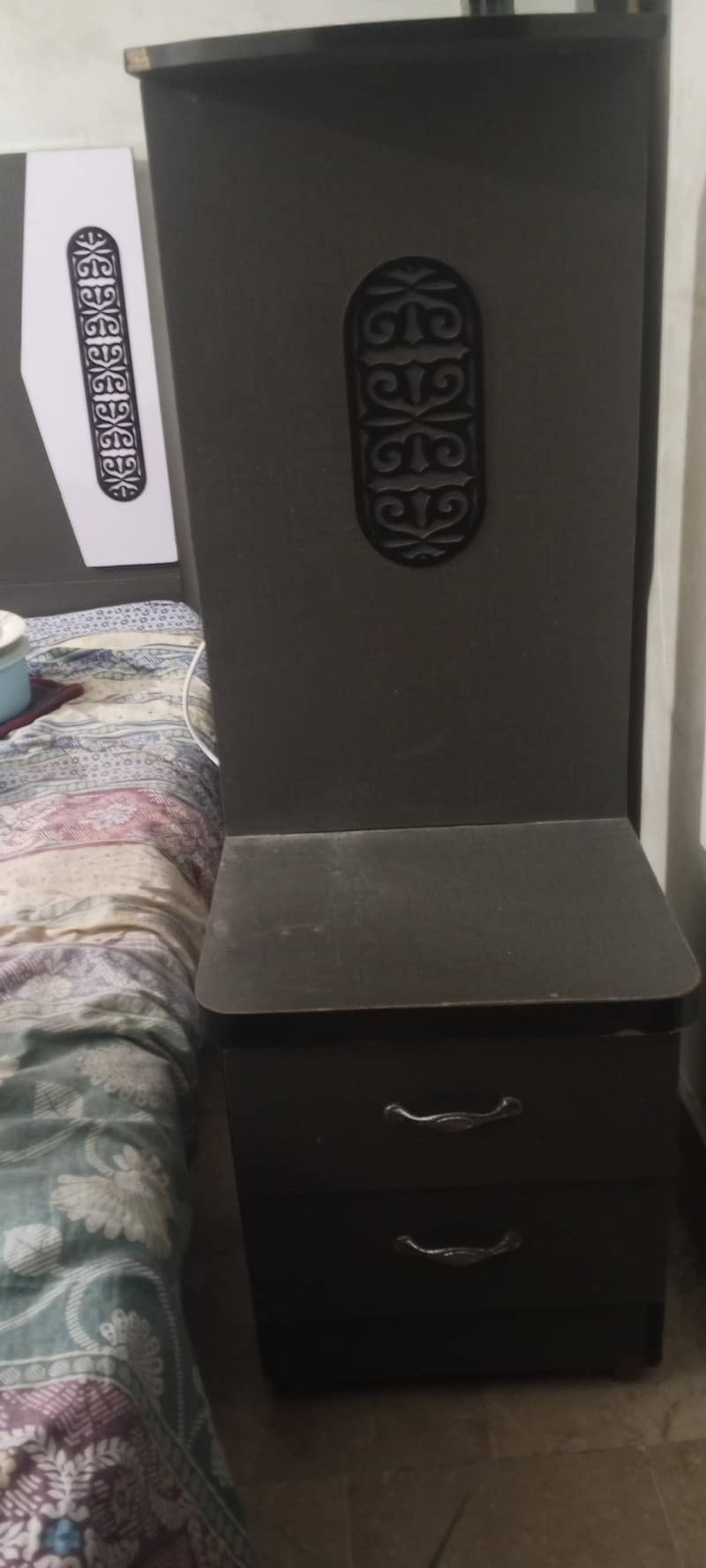 bed 2 side table aur aik dressing table 2