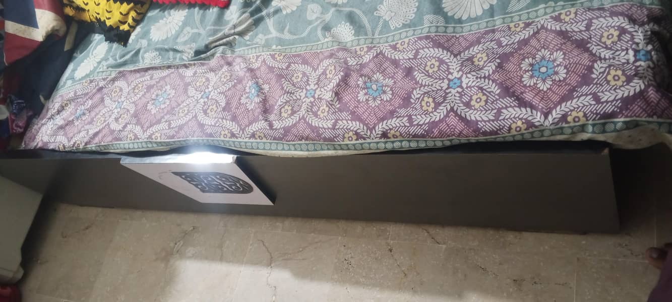 bed 2 side table aur aik dressing table 3