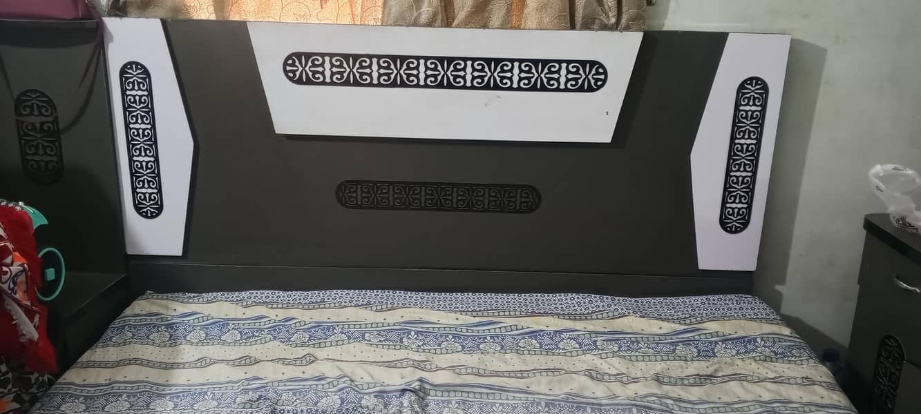 bed 2 side table aur aik dressing table 4