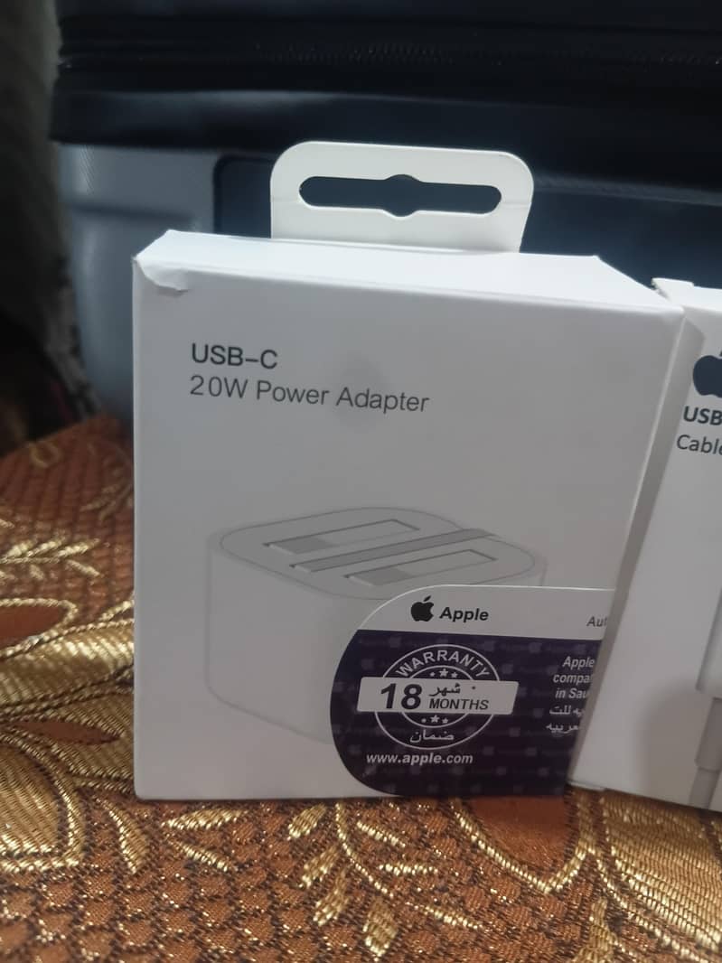 iphone adopter and cable 0