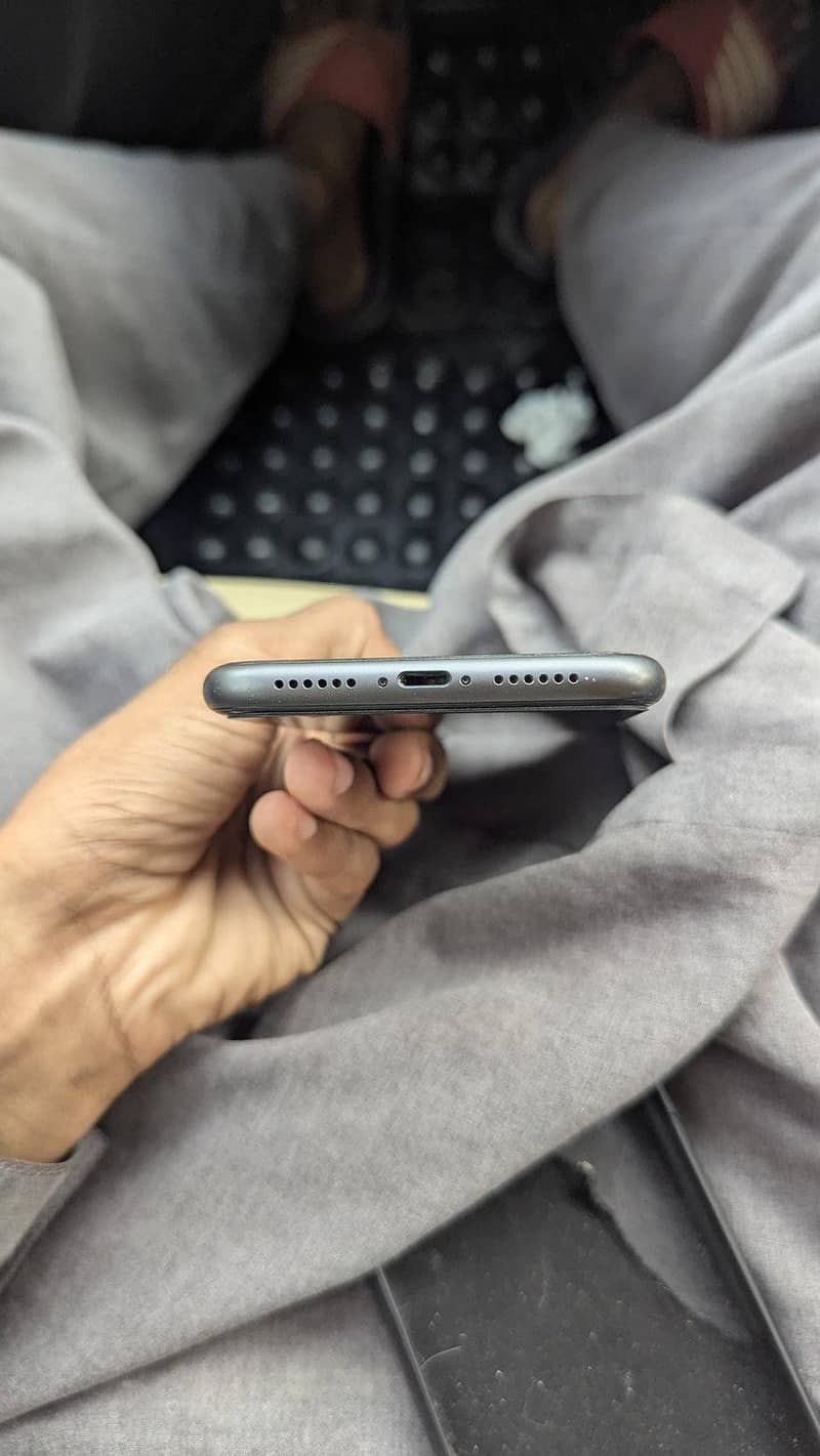 IPHONE 11 4
