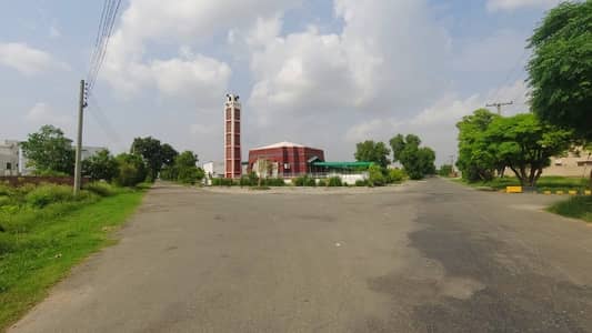 16 MARLA COMMERCIAL PLOT ON MAIN 200FT ROAD MAIN SHAOKAT KHANAM CHOWK LAHORE