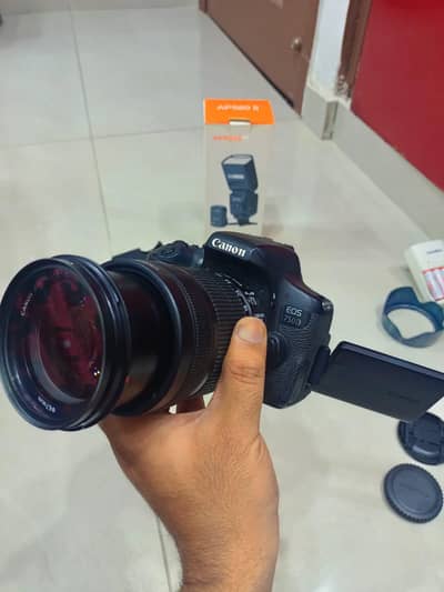 Canon 750D with 18-135 zoom lens apika flash