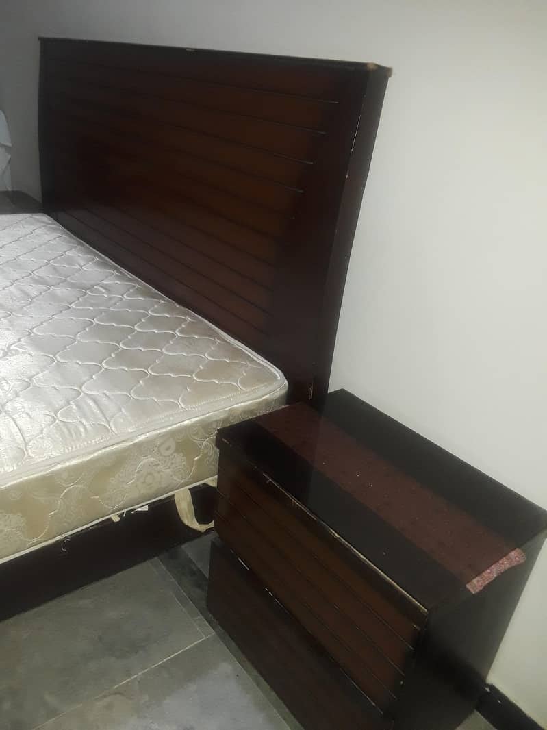 Bed with side tables 3