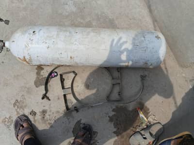 گاڑی سے اتارا گیا سلنڈر 60 کلو والا