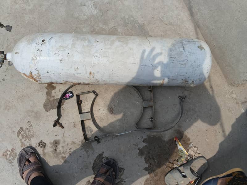 گاڑی سے اتارا گیا سلنڈر 60 کلو والا 0
