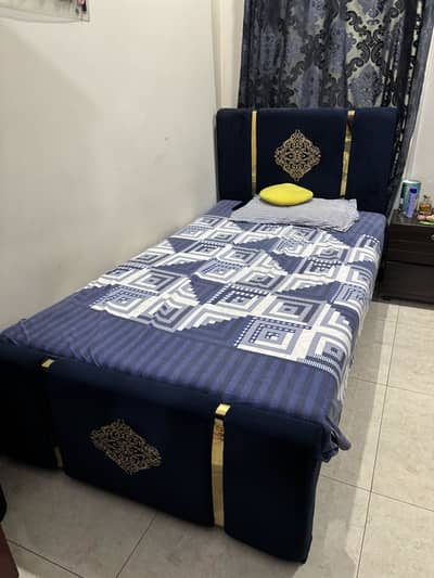 Single bed with mattress and 1 side table