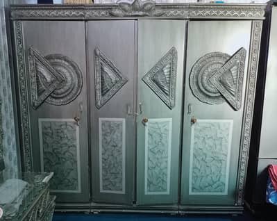 almari and dressing table