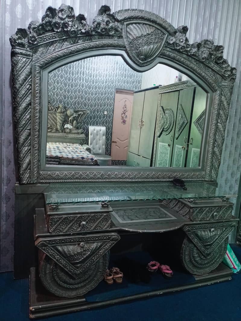 almari and dressing table 1