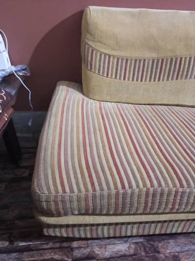 5 SEATER SOFA SET. . . . URGENT. . . . . CONTACT 03463334829