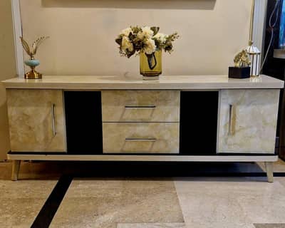 Modern MARBLE-FINISH console.