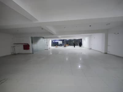 BRAND NEW OFFICE/HALL, M/F WASHROOMS, KITCHEN, VAST PARKING, VERY HOT LOCATION