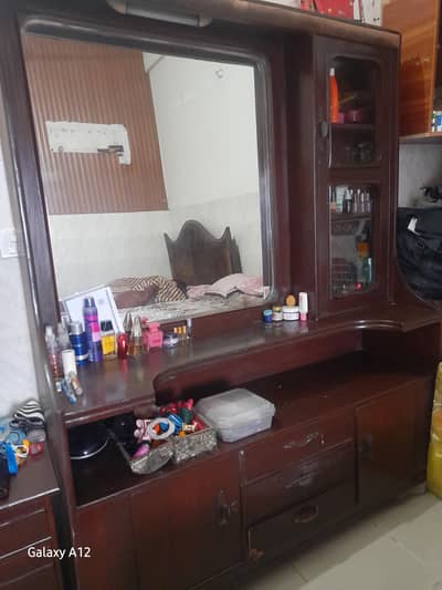 dressing table with drawers and big mirrors