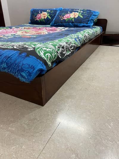 Queen size lower bed