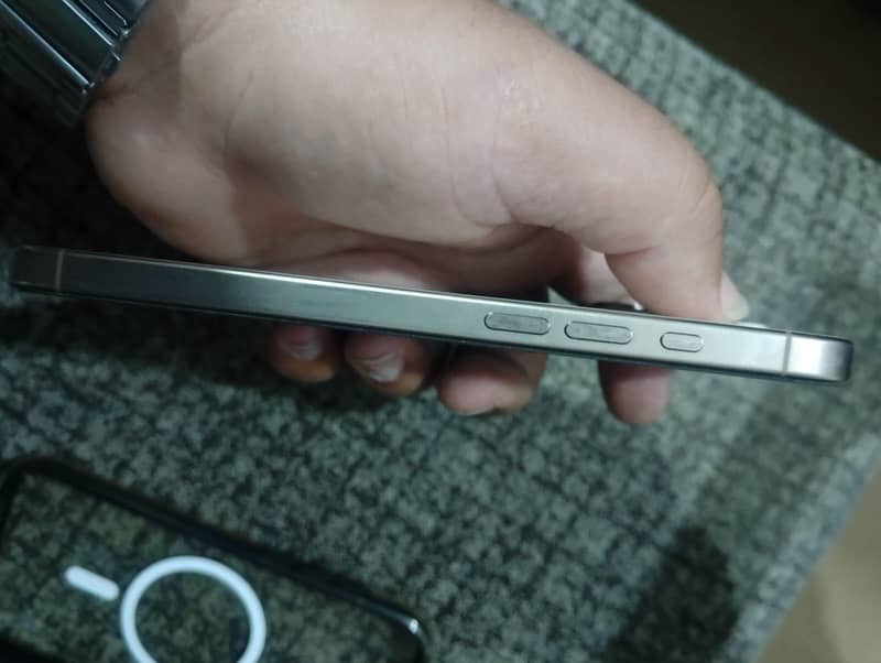 Iphone 16 Pro Max JV 7