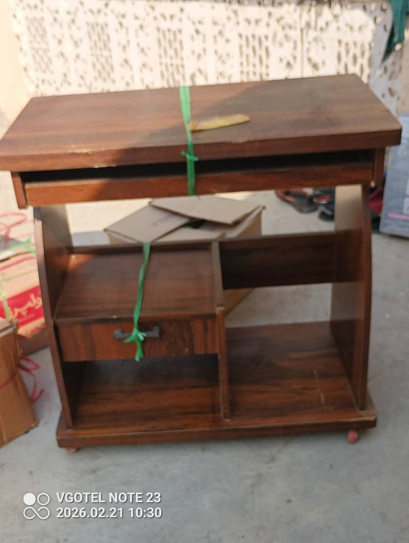 computer table and chair 0