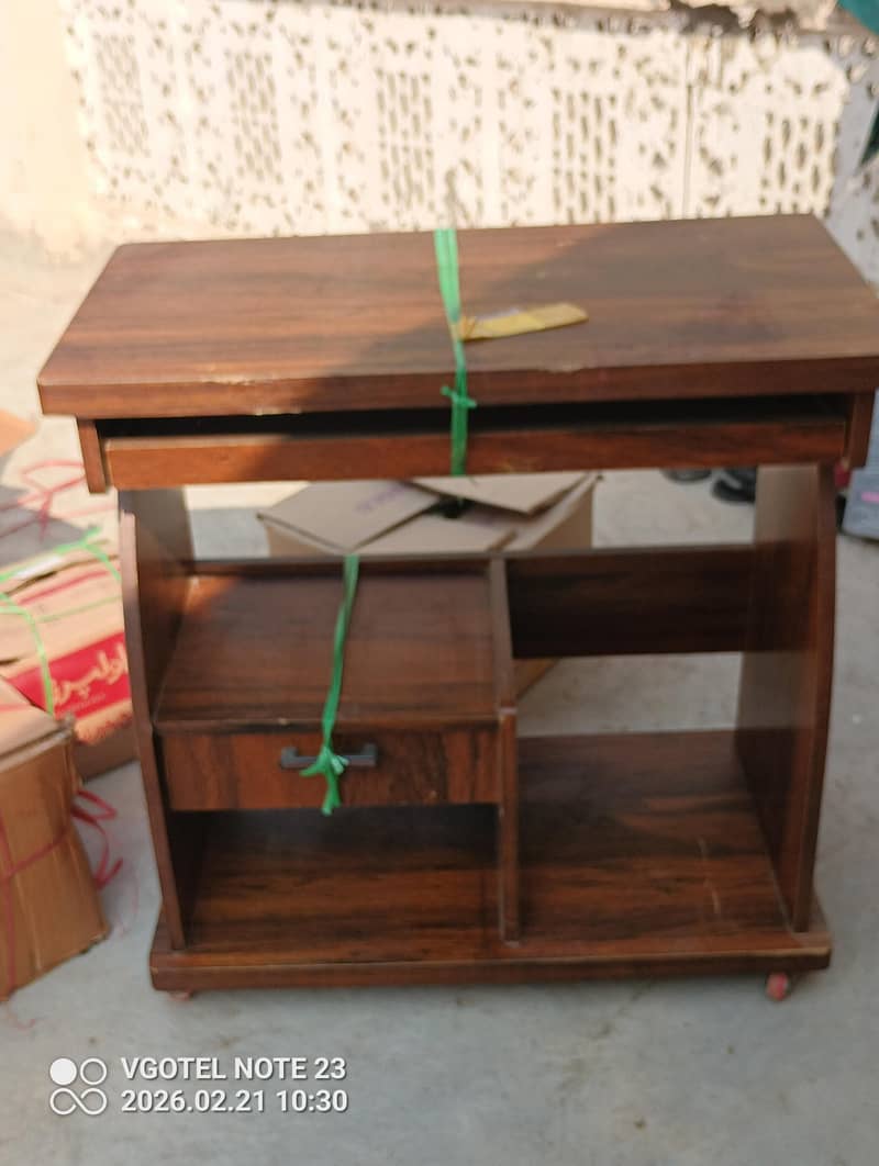 computer table and chair 1