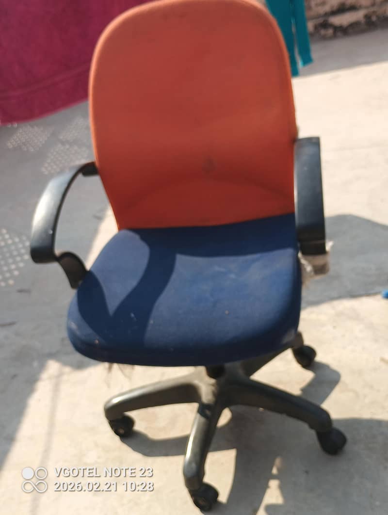 computer table and chair 4