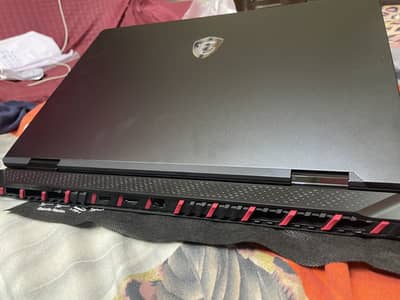 Msi Raider 18AI 285HX Rtx 5090 24 GB 4K ultra wide 18 Inch Displays