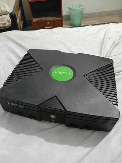 Collector’s Condition: Original Microsoft Xbox (2004) + 2 Controllers