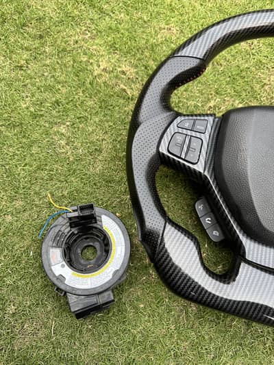 Cultus carbon fiber steering with multimedia buttons.