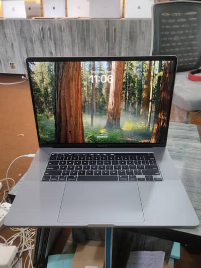 MacBook pro core I9 32gb RAM 512 SSD 16inch 4GB graphic 2019