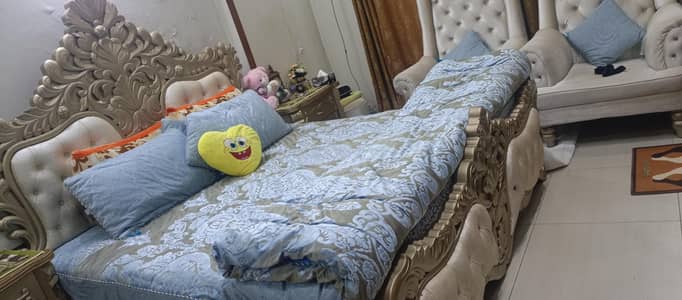solid wodden bed Set in new condition