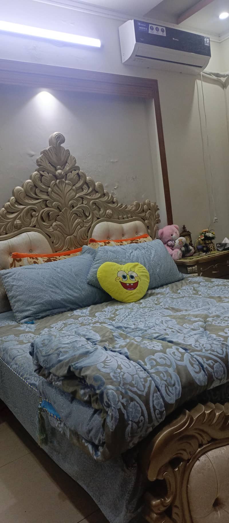 solid wodden bed Set in new condition 1