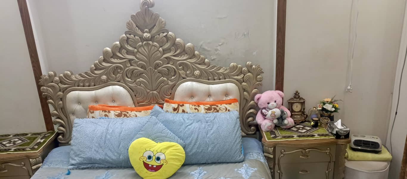 solid wodden bed Set in new condition 3